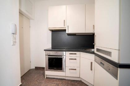 Bright and Cheery Apartment(8 min. to city centre) - image 6