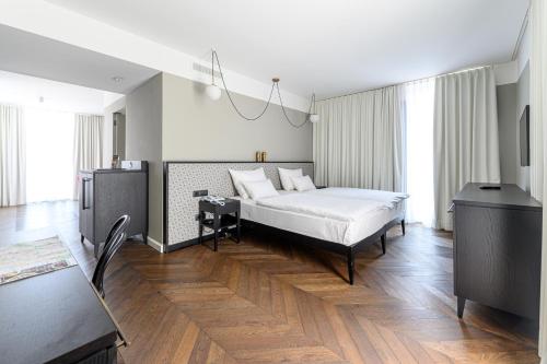 Hotel Caroline - image 5