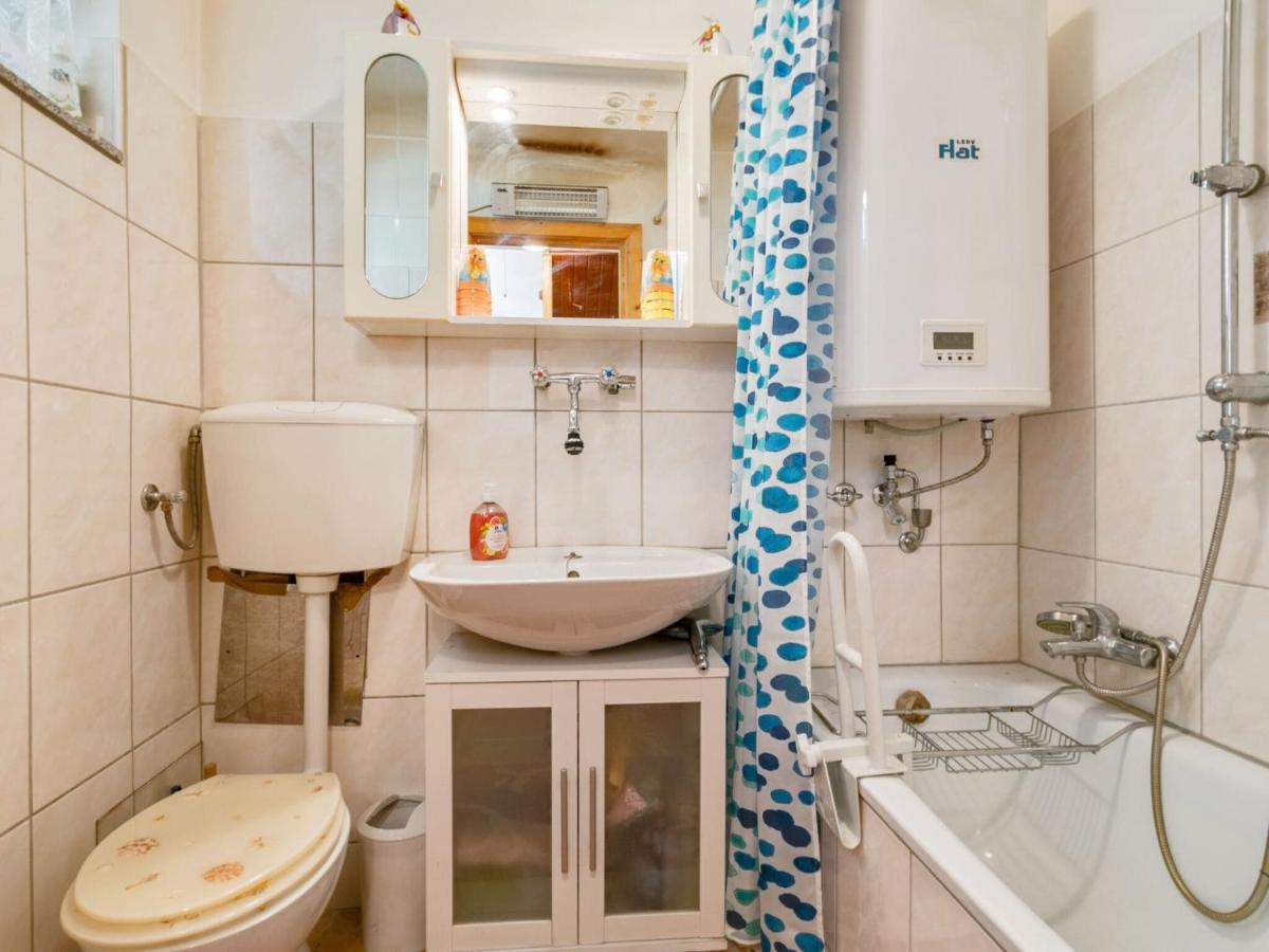 Lively Holiday Home in Wien with Private Garden - image 7