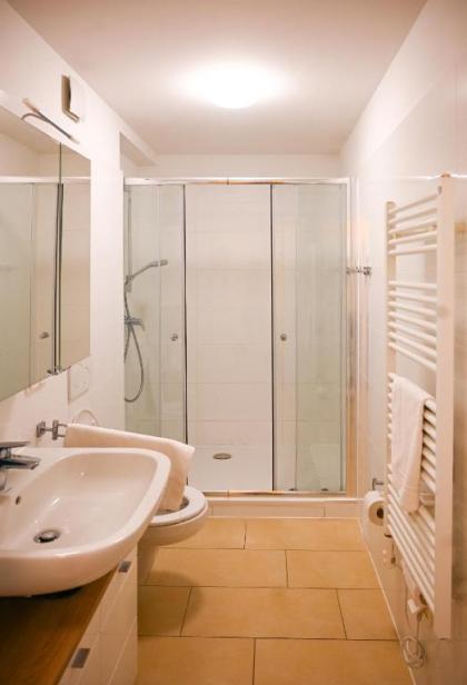 Modern Attic Apartment with Air conditioning near City Center - image 3