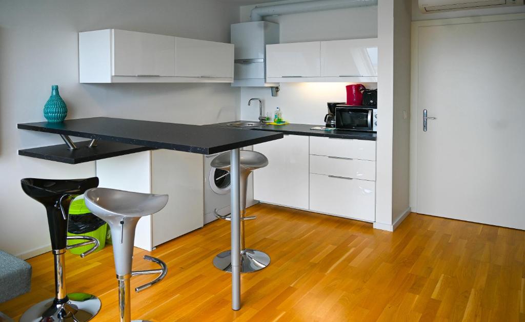 Modern Attic Apartment with Air conditioning near City Center - image 5