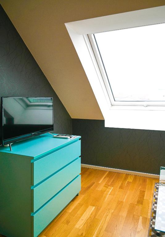 Modern Attic Apartment with Air conditioning near City Center - image 7