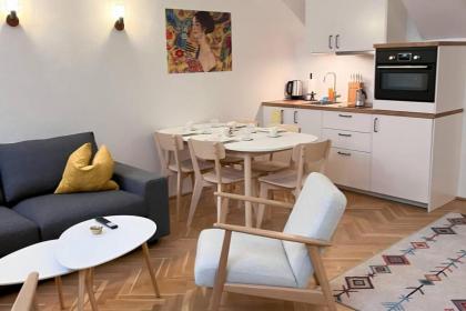 Lady with Fan flat close to City Center and Prater - image 14